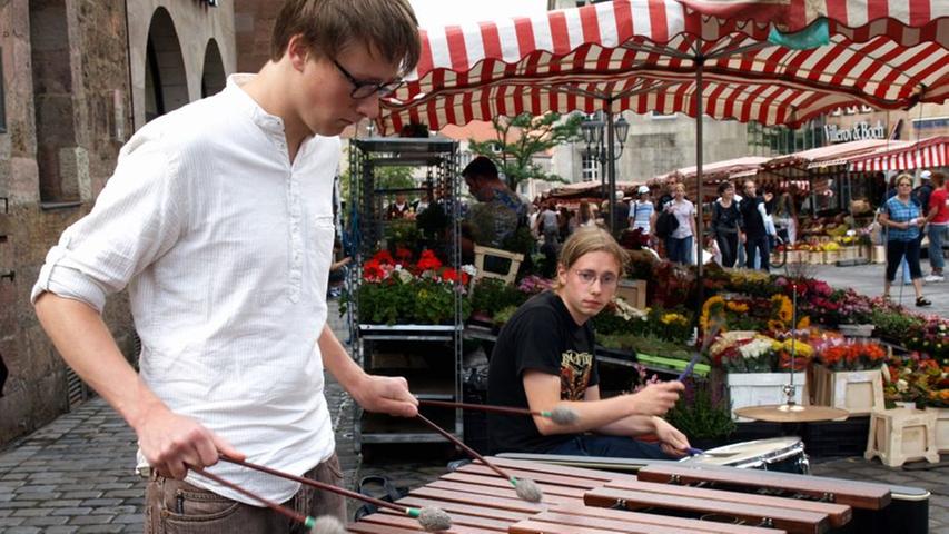 Einen, vielleicht auch zwei Tage spielen die Altdorfer Maximilian (links) und Jens in der Altstadt. Zahlreiche Neugierige wollten den Klängen von Marimbaphon und Schlagzeug lauschen.