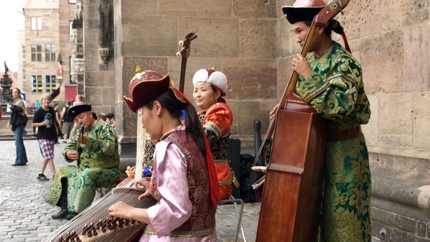 In landestypischer Tracht stand die "Khuah Mongol Musikgruppe" aus Ingolstadt vor der Lorenzkirche und brachte den Zuhörern die traditionelle Musik mongolischer Obertonsänger näher. Seit drei Jahren kommen die Musiker bereits zum Bardentreffen.