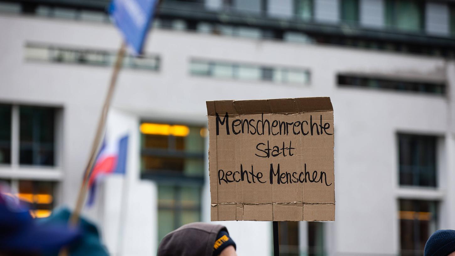 Am Wochenende gab es Demonstrationen in Berlin und Brandenburg, kommendes Wochenende beteiligen sich auch die Franken an den deutschlandweiten Protesten. Am Wochenende gab es Demonstrationen in Berlin und Brandenburg, kommendes Wochenende beteiligen sich auch die Franken an den deutschlandweiten Protesten.