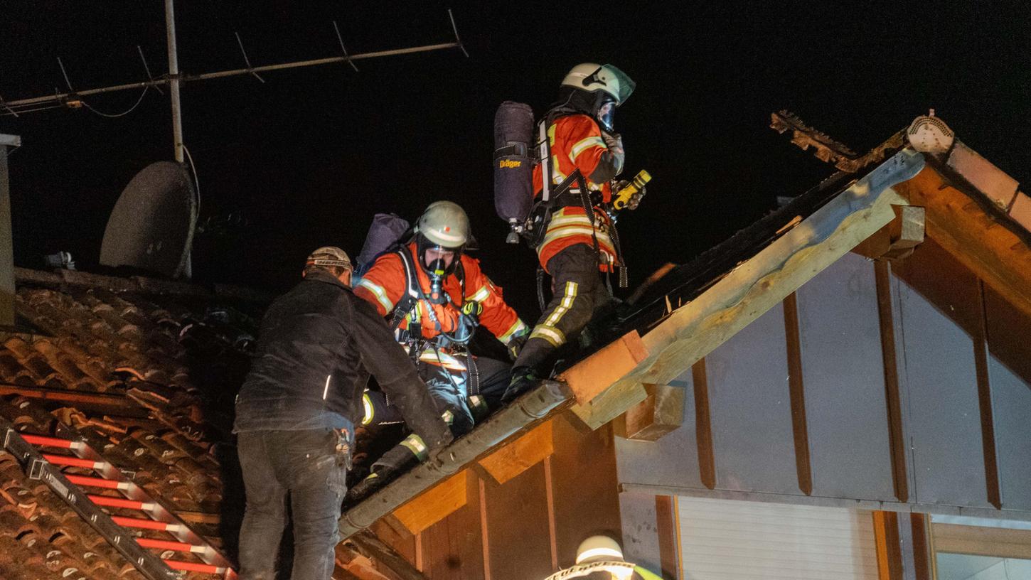 Wahrscheinlich war eine Silvesterrakete Schuld, dass ein Dachstuhl eines Einfamilienhauses in Ebenried am Freitagabend in Brand geraten war. Nun sucht die Kripo nach Zeugen.