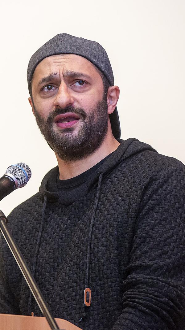 "Was würde ich anders machen, wenn ich nochmal 18 wäre?", "Warum ist Friedrich Merz wieder da?" oder "Wer ist das eigentlich neben mir im Bett?" - der afghanisch-deutsche Autor, Rapper und Poetry-Slammer Sulaiman Masomi stellt in seinem aktuellen Bühnenprogramm "Das Leben könnt' so schön sein" die großen Fragen des Lebens und verbindet diese mit persönlichen Anekdoten über das Leben als Migrant, über die Unüberwindbarkeit eines Türstehers oder über die Rätsel der Quantenmechanik. Auf seiner Tour macht Masomi am Samstag, 20. Januar, auch im Erlanger E-Werk Halt. Einlass: 19 Uhr.
