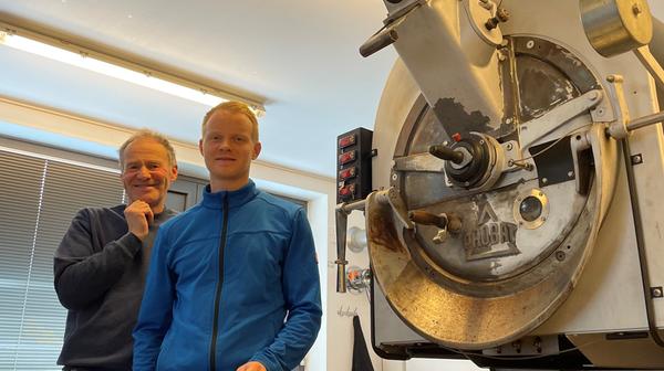 Fritz (links) und Martin (rechts) Stiegler auf ihrem Hof in Gonnersdorf.