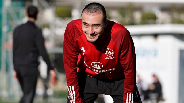 Die mittellangen Haare von Jens Castrop sind erst einmal Geschichte. Der Antreiber aus dem Mittelfeld präsentierte zum Start ins Trainingslager eine neue Frisur.