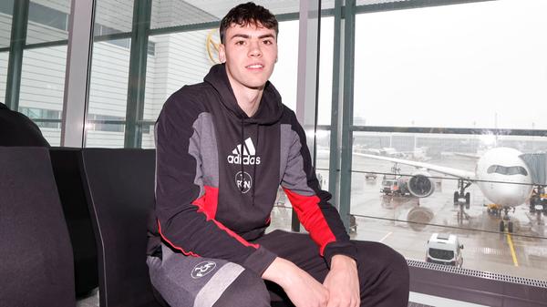 Quasi mit Beginn des Trainingslagers bestätigte der Club den Transfer von Marcel Wenig. Das 19-jährige Mittelfeldtalent trat am Sonntag die Reise mit nach Marbella an und unterschrieb seinen (Leih-)Vertrag am Montagmorgen in Spanien.