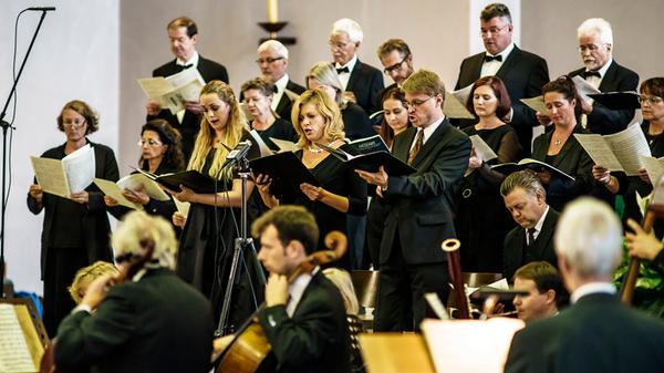 Der Palestrina Chor leitet am Sonntag, 21. Januar, das neue Jahr mit der Würdigung zweier Jubilare ein. So jährt sich der Geburtstag des prominenten spätromantischen Komponisten Anton Bruckner zum 200. Mal, der einstige Nürnberger und neben Johann Pachelbel bekannteste Renaissance-Komponist der Stadt Hans Leo Hassler kam vor 460 Jahren in der ehemaligen Reichsstadt zur Welt. Das Konzert in der Pfarrkirche Sankt Georg beginnt um 16 Uhr.