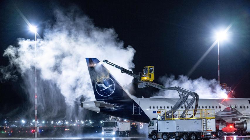Eine Passagiermaschine der Lufthansa wird vor ihrem Start auf dem Flughafen in Frankfurt am Main enteist.Nach zahlreichen Flugstreichungen musste der Frankfurter Flughafen am Nachmittag witterungsbedingt seinen Betrieb komplett einstellen. In München wurden mehr als ein Drittel der 650 geplanten Starts und Landungen am Flughafen gestrichen.