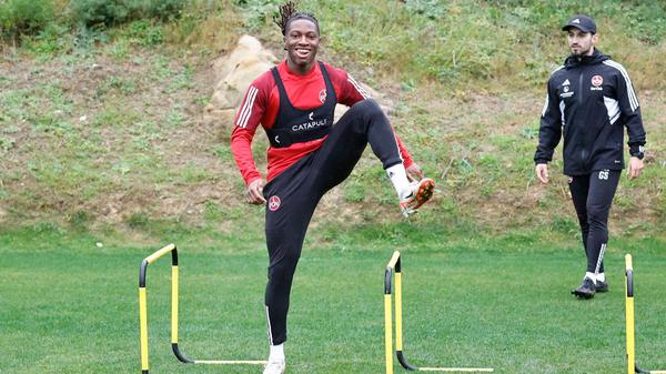 Sommer-Neuzugang Joseph Hungbo arbeitet weiter an seinem Comeback nach seinem Teilabriss der Adduktorensehne im Oktober. Ein Einsatz zum Rückrundenauftakt gegen Hansa Rostock kommt allerdings zu früh.