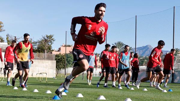 Christopher Schindler ist da schon weiter als Kollege Hungbo. Der Innenverteidiger feierte im ersten Testspiel des Trainingslagers gegen den FC Brügge sein Comeback nach überstandener Knieverletzung. Auch im zweiten Testspiel gegen den Karlsruher SC kam Schindler zum Einsatz.