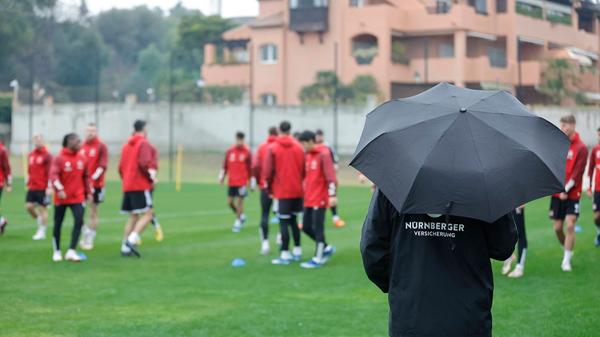 Am zweiten Tag des Trainingslagers bescherte der Wettergott dem Club und Südspanien erst einmal eine ordentliche Portion Regen. Die Stimmung war trotz dunkler Wolken und viel Regen ungetrübt.