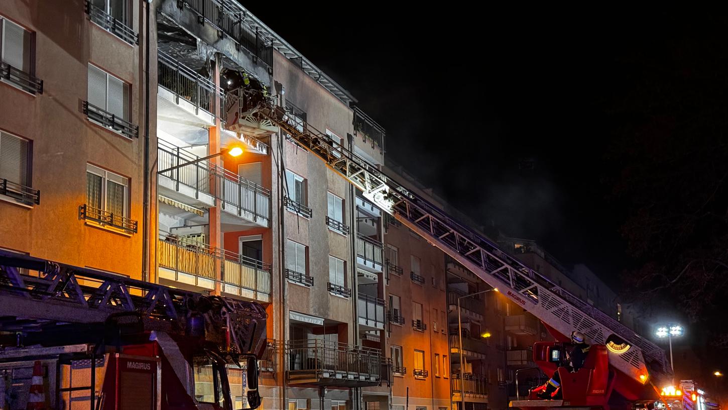 Großeinsatz in der Nordstadt: Die Feuerwehr bekämpfte das Feuer auf dem Balkon eines Seniorenwohnzentrums unter anderem von einer Drehleiter aus. Großeinsatz in der Nordstadt: Die Feuerwehr bekämpfte das Feuer auf dem Balkon eines Seniorenwohnzentrums unter anderem von einer Drehleiter aus.