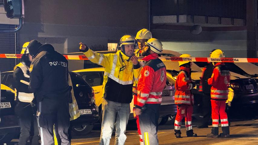 Zahlreiche Einsatzkräfte sorgten am Ort des Geschehens dafür, dass die Situation rasch wieder unter Kontrolle war. Zahlreiche Einsatzkräfte sorgten am Ort des Geschehens dafür, dass die Situation rasch wieder unter Kontrolle war.