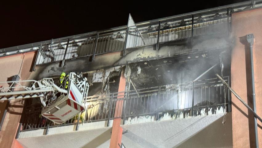 Ein Übergreifen der Flammen auf die benachbarte Wohnung bzw. den benachbarten Balkon konnte nicht verhindert werden, das Feuer ist jedoch inzwischen gelöscht. 