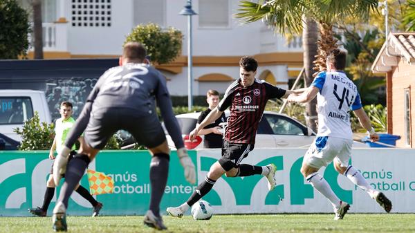 Nicht nur den Test verlor der FCN, sondern auch einen Neuzugang. Der frisch von Eintracht Frankfurt verpflichtete Wenig erlitt gegen Brügge einen Kreuzbandriss und fällt monatelang aus.