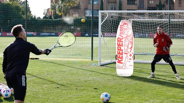 Auch ein paar torwartspezifische Übungen konnte Mathenia mitmachen. Die Testspiele gegen Brügge und den KSC kamen zu früh. Zurück am Valznerweiher mischt Mathenia wieder voll mit, er hat seine Muskelverletzung vollständig auskuriert.