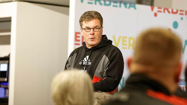 Nach einer kurzen Eröffnungsrede von Sportvorstand Hecking war das Buffet im Atalaya Park Hotel eröffnet und die Spieler sowie Offiziellen verbrachten mit den Cluberern vor Ort einen lockeren Abend in entspannter Atmosphäre.