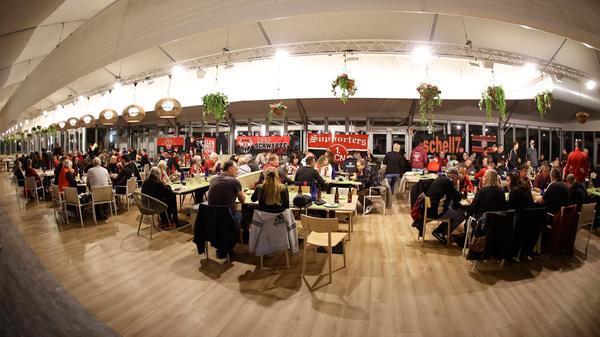 Am Tag nach dem ersten Testspiel lud der FCN dann noch die Club-Fans vor Ort zum Abendessen ins Mannschaftshotel ein.