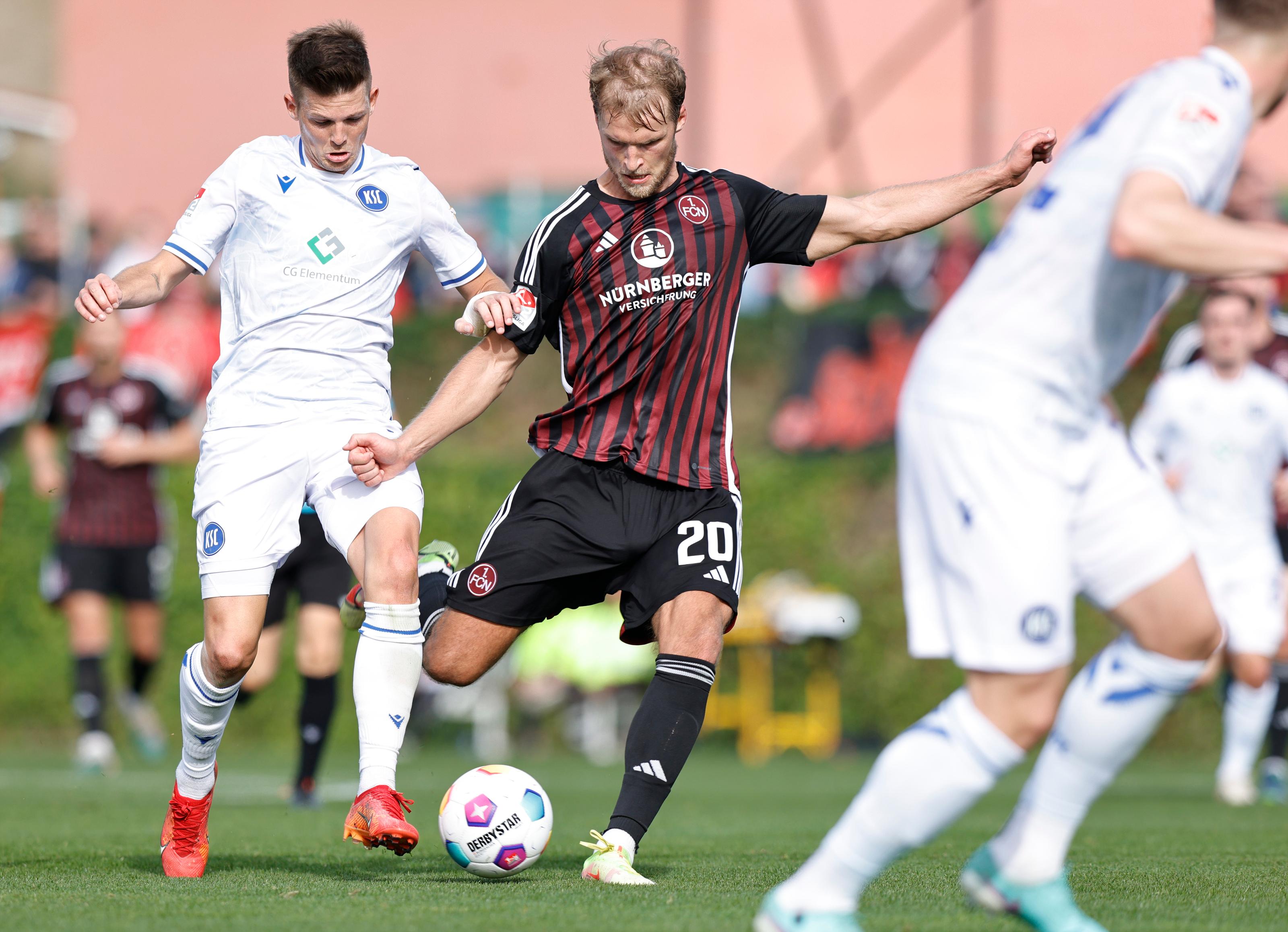 Stürmer, 1,90 Meter groß, 32 Jahre alt: Der schwedische Mittelstürmer war zuletzt für ein halbes Jahr vereinslos - und unterstützt den Club jetzt bis Saisonende. Der Routinier hat einen leistungsbezogenen Vertrag für die Rückrunde unterzeichnet. Seit 4. Januar war Andersson Trainingsgast am Valznerweiher und reiste auch mit ins Trainingslager nach Marbella. Der Anfreifer hat mit 34 Torbeteiligungen in 63 Spielen reichlich Zweitliga-Erfahrung und soll den harmlosen Club-Sturm beleben.