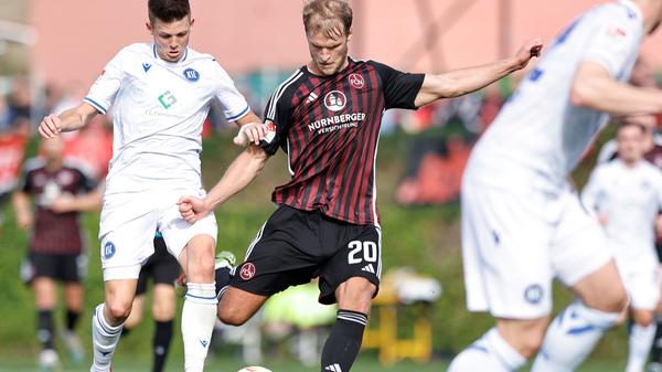 Stürmer, 1,90 Meter groß, 32 Jahre alt: Der schwedische Mittelstürmer war zuletzt für ein halbes Jahr vereinslos - und unterstützt den Club jetzt bis Saisonende. Der Routinier hat einen leistungsbezogenen Vertrag für die Rückrunde unterzeichnet. Seit 4. Januar war Andersson Trainingsgast am Valznerweiher und reiste auch mit ins Trainingslager nach Marbella. Der Anfreifer hat mit 34 Torbeteiligungen in 63 Spielen reichlich Zweitliga-Erfahrung und soll den harmlosen Club-Sturm beleben.