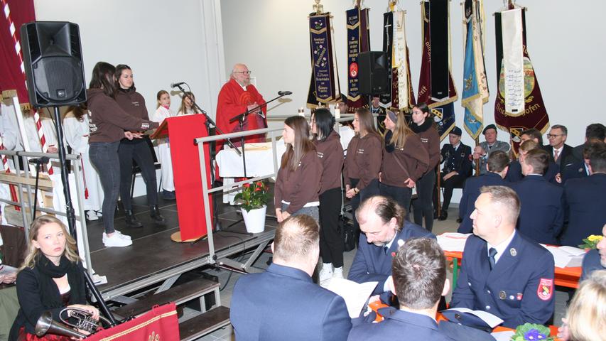 Festgottesdienst mit Pfarrer Manfred Obermayer unter Mitgestaltung der Festdamen im neuen Feuerwehrhaus in Reichertshofen.