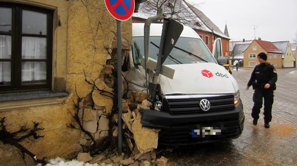Auf den Straßen in Mittelfranken kam es am Morgen zunächst nur vereinzelt zu Unfällen - an einigen Stellen krachte es aber dennoch, wie in Markt Berolzheim bei Treuchtlingen: Dort ist ein DPD-Transporter ist am Vormittag aufgrund der Eisglätte gegen eine Hausecke geprallt.