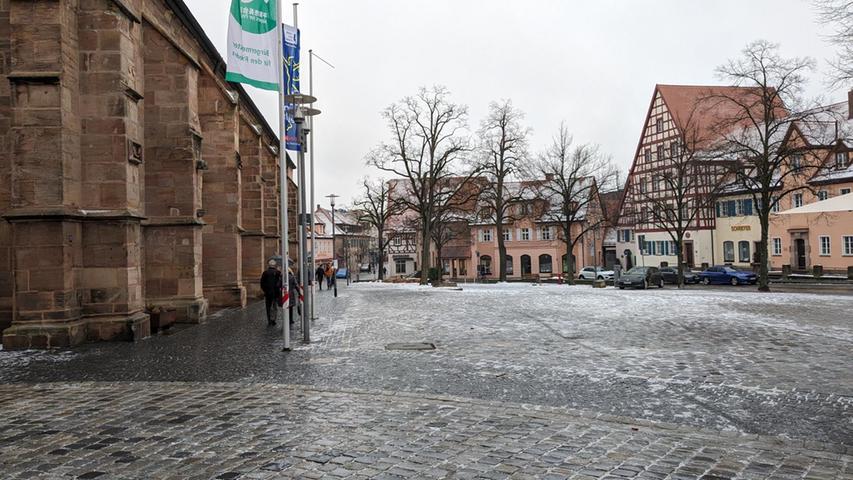 Auch das Pflaster am Schwabacher Martin-Luther-Platz war am Mittwoch zwischenzeitlich vereist. Schon gegen Mittag taute es aber. 
