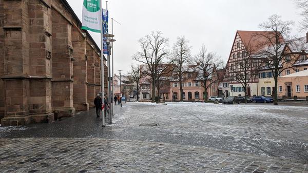Auch das Pflaster am Schwabacher Martin-Luther-Platz war am Mittwoch zwischenzeitlich vereist. Schon gegen Mittag taute es aber.