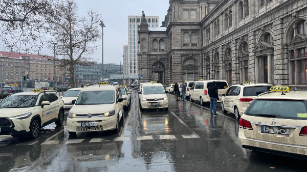 Auf Nürnbergs Straßen fuhr es sich tagsüber gut. Wenn es einer wissen muss, dann wohl die Nürnberger Taxifahrerinnen und Taxifahrer. "Bis jetzt alles gut", sagt Taxifahrer Dimitri. Der Stand am Hauptbahnhof war voll, die Nachfrage gering.