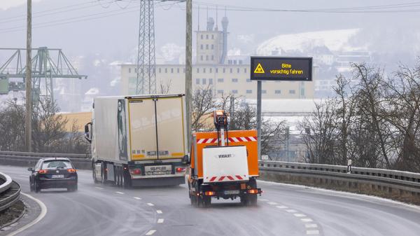 Auf der B27 bei Würzburg wiesen Hinweisschilder auf Schnee und Glatteis hin.