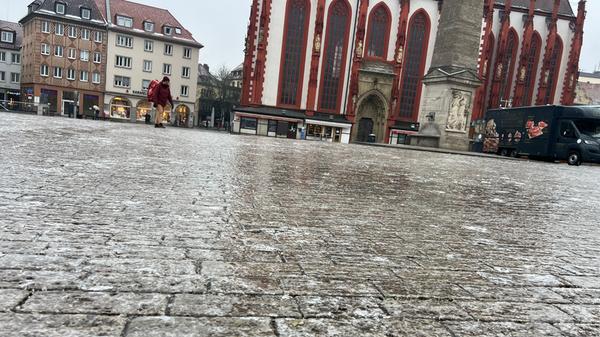 Rutschgefahr auf dem Marktplatz: In der Würzburger Innenstadt mussten Passanten Obacht geben.