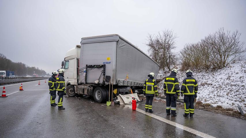 Am Vormittag verwandelte sich die A9 bei Hilpoltstein in eine XXL-Eisfläche. Ein Lastwagenfahrer verlor die Kontrolle über sein Fahrzeug und krachte in einen Erdwall. Wenig später kam es zu einem zweiten Unfall.