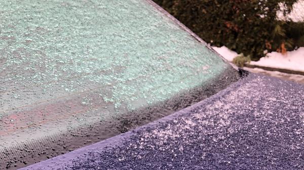 Bevor die Autofahrerinnen und Autofahrer in Schwabach in den Tag starten konnten, musste erst einmal das Auto von einer dicken Eisschicht befreit werden.