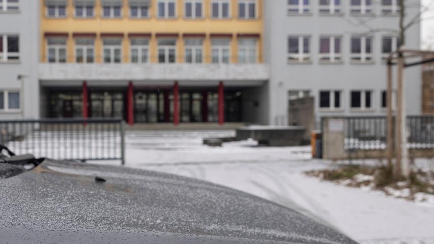 Am Friedrich-Koenig-Gymnasium Würzburg fiel der Unterricht wegen Schnee und Glatteis aus. Durch den Eisregen bildete sich auf den Fahrzeugen eine Eisschicht. In Mittelfranken blieben die Schulen vollständig geschlossen.