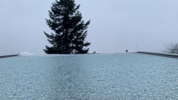 Das Winterwetter sorgte auch auf Dachfenstern in Oberasbach für Eisschichten.