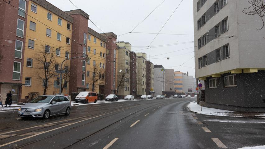 Der Durchbruch der Ostendstraße zwischen Mögeldorfer Haupt- und Schmausenbuckstraße ist ein „Unort“ sondergleichen. Daran ändern auch die gestaffelten Fassaden der Wohnhäuser links nichts.