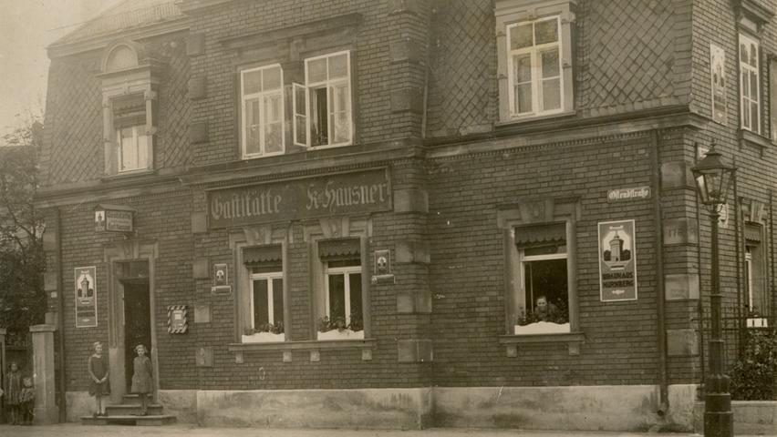 Um 1925 zeigte sich die Ostendstraße 176 mit der Bierwirtschaft Hausner als schmuckes Vorstadthaus mit Klinkerfassaden, Sandsteinsockel und -bauschmuck im Stil der Neorenaissance.