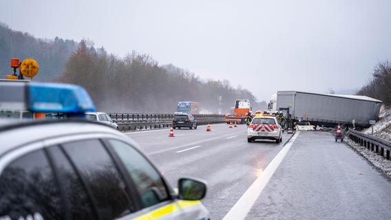 Gefährliches Winterwetter in Franken: Dutzende Unfälle - Polizei zieht erste Bilanz