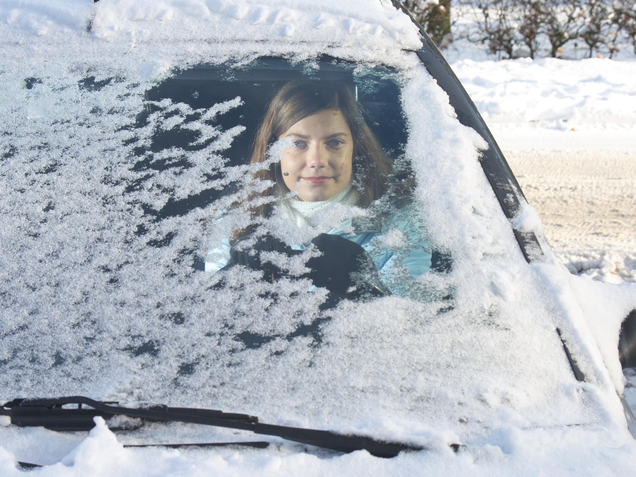 Richtig vorgehen: So befreien Sie das Auto von Eis und Schneebr