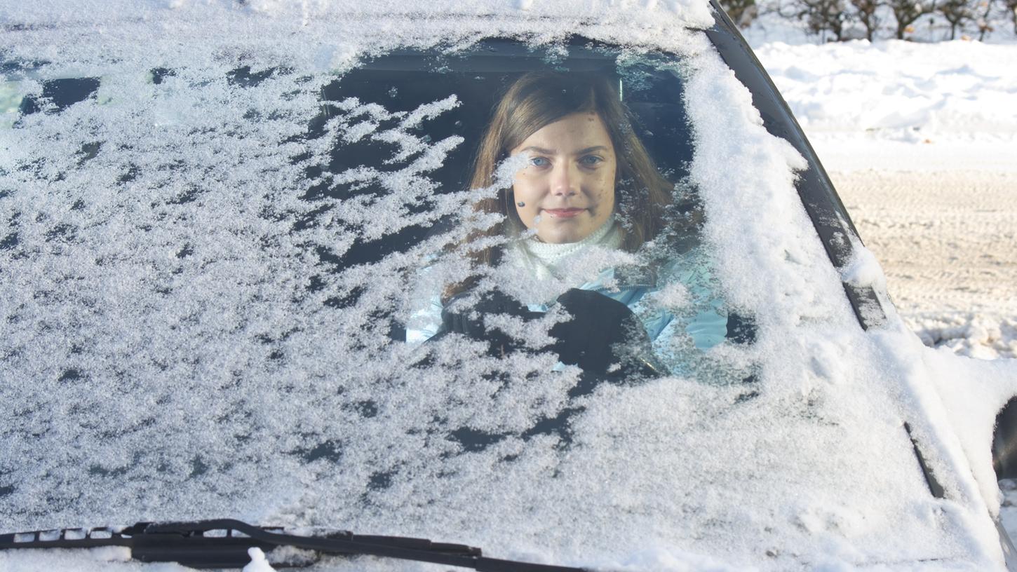 Richtig vorgehen: So befreien Sie das Auto von Eis und Schneebr /