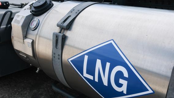 LNG-Gas sorgt für Sperrung der A6 in Franken: Sattelzugfahrer löscht zuvor Feuer selbst