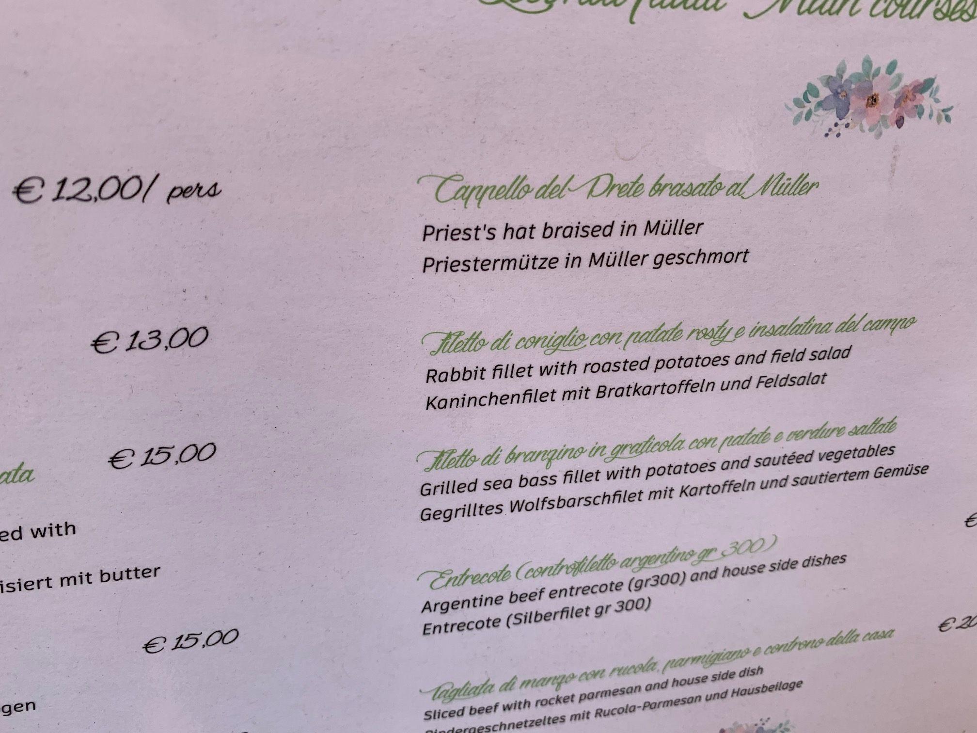 "Ich weiß nicht, wer mir mehr leid tut, die Priester-Mütze oder der Müller. Die Übersetzung haben wir in Trient, Italien entdeckt", schreibt uns Charlotte Straub aus Nürnberg.