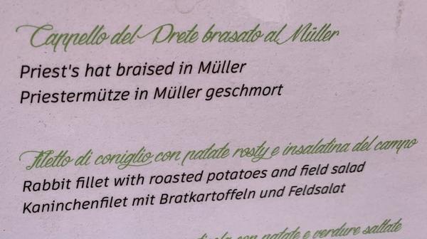 "Ich weiß nicht, wer mir mehr leid tut, die Priester-Mütze oder der Müller. Die Übersetzung haben wir in Trient, Italien entdeckt", schreibt uns Charlotte Straub aus Nürnberg.