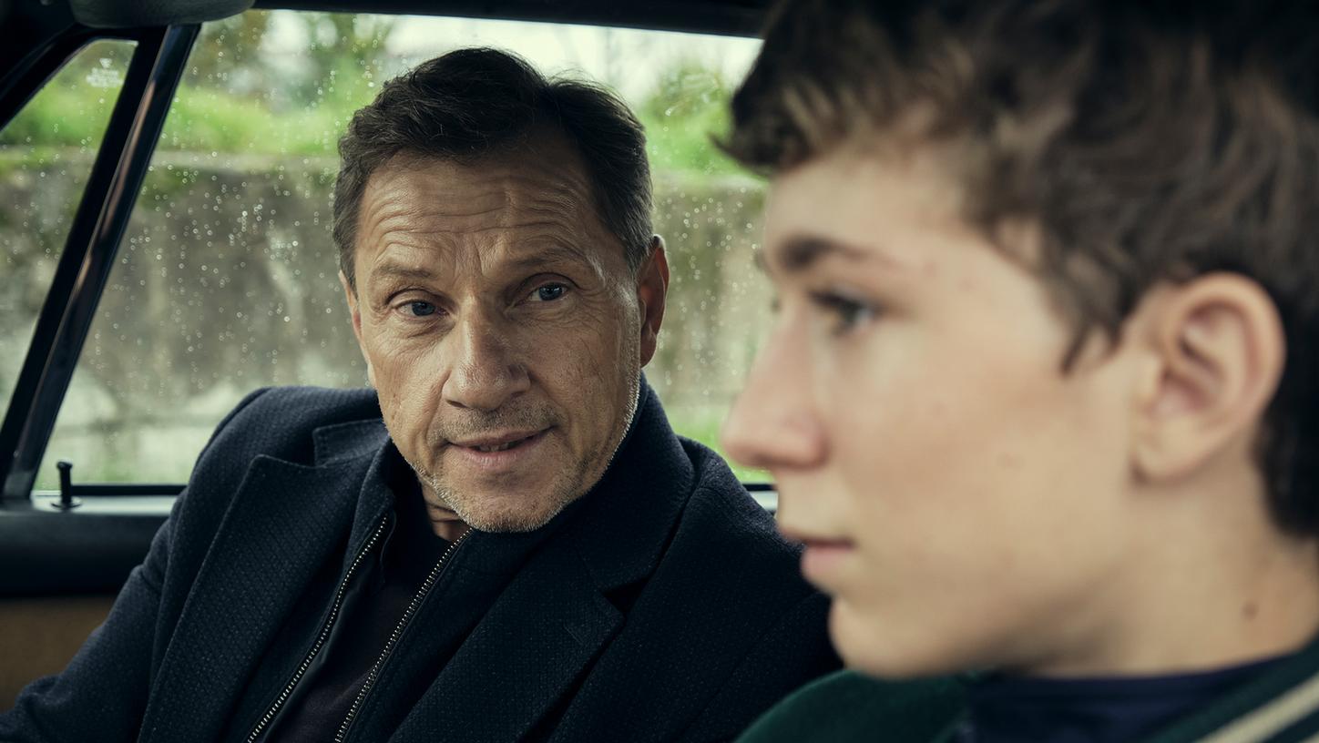 Thorsten Lannert (Richy Müller, l) baut Vertrauen zu dem jungen David (Louis Guillaume) auf in dieser Szene des TV-Krimis "Tatort: Zerrissen".