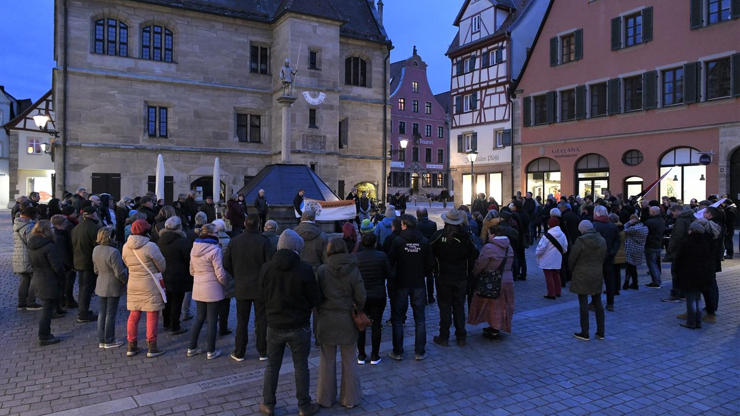 Nach der Enthüllung der Abschiebepläne, geschmiedet von Rechtsextremen: Das Landkreisbündnis gegen Rechts organisiert eine Kundgebung. Sie findet am Mittwochabend in Weißenburg statt.