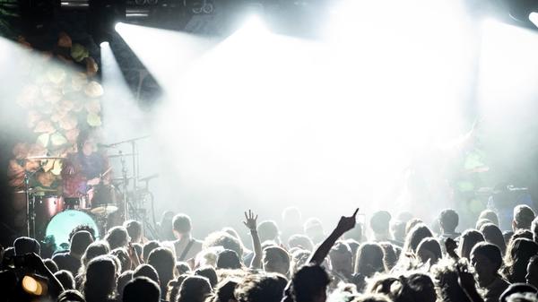 Am Freitag, 1. März, startet ab 22 Uhr die Partyreihe "Rosa Freitag" im Erlanger E-Werk. Von Hip-Hop über 80er bis hin zu Party-Klassikern ist an diesem Abend musikalisch einiges geboten.
