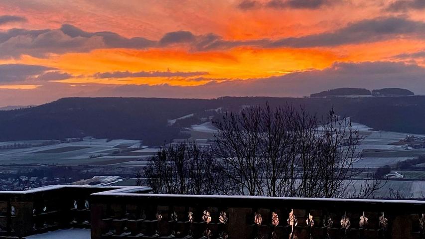Ein traumhafter Sonnenaufgang über dem Maintal bei Vierzehnheiligen, aufgenommen von der Maintalterrasse des Klosters Banz aus.  Mehr Leserfotos finden Sie hier