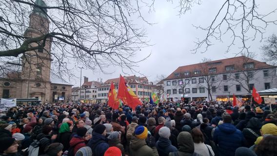 Demo gegen die AfD: 5000 Erlanger zeigen klare Kante gegen Faschismus auf dem Hugenottenplatz
