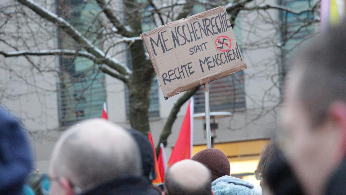 In vielen deutschen Städten, wie hier in Erlangen, gehen dieser Tage Menschen gegen rechtsextreme Tendenzen auf die Straße. Nun soll auch in Fürth eine Demonstration folgen. 