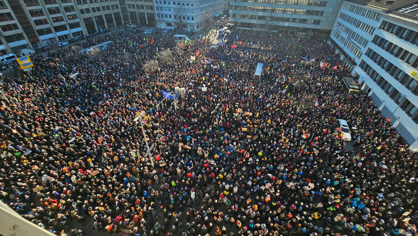 Am Wochenende gingen Menschen in ganz Deutschland gegen die AfD und Rechtsextremismus auf die Straße. Auch der Willy-Brandt-Platz in Nürnberg war schon zu Beginn der Veranstaltung überfüllt.