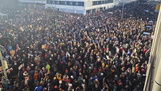 Nürnberg gegen rechts: Tausende Menschen versammeln sich auf dem Willy-Brandt-Platz