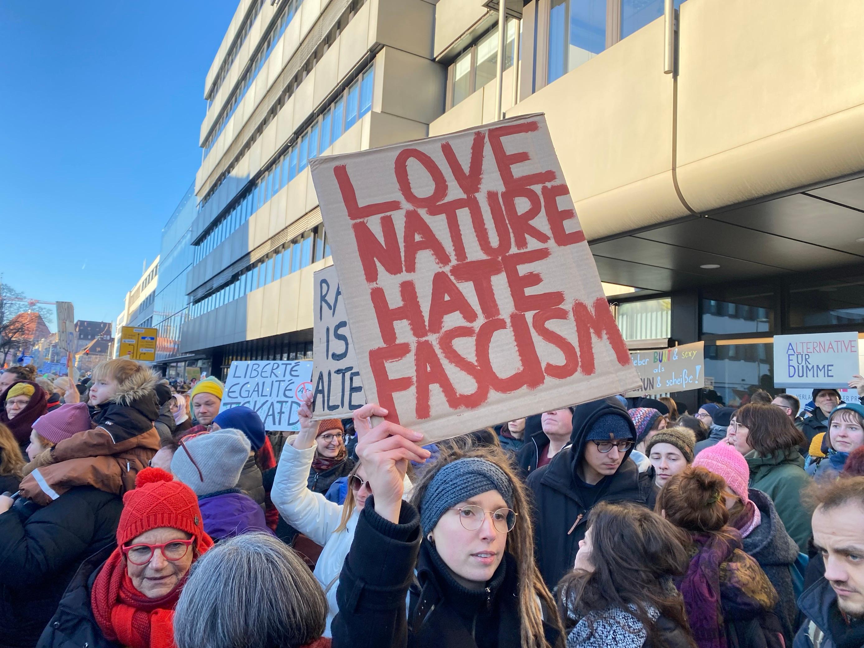 Zahllose Plakate mit kreativen Sprüchen hielten die Demonstranten am Samstag in die Luft.